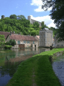 Le lac sous le château de Druyes-les-Belles-Fontaines en Puisaye