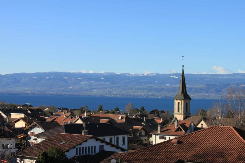Vue sur les toits et le clocher du village d'Anthy-sur-Léman, nouvelle Station Verte en territoire Savoie Mont Blanc.
